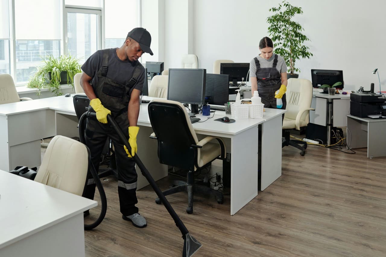 Vì sao nên chọn dịch vụ vệ sinh văn phòng giá rẻ tại Nam Định của chúng tôi?