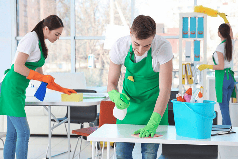 Đội ngũ nhân viên thực hiện vệ sinh văn phòng giá rẻ tại Bắc Ninh